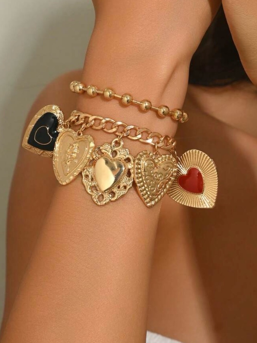 BOUTIQUE | Gold heart bangle bracelets